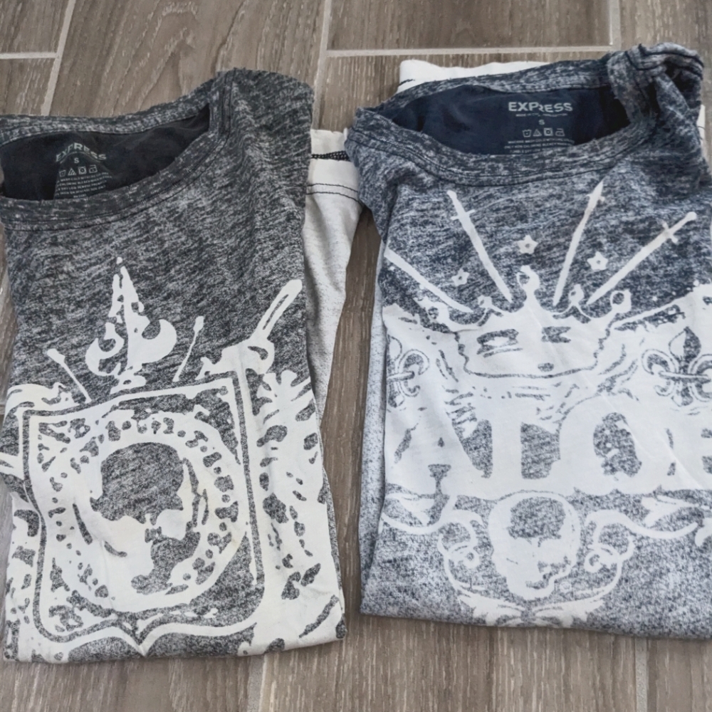 2 Men short sleeve T shirts in bundle